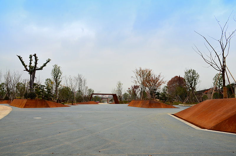 Golden Lion Lake Park With Anti-corrosive Bamboo Decking